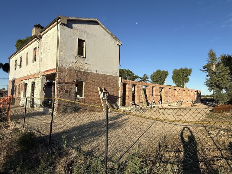 Cantiere di loc. Valnera 5 a Riotorto (Piombino), ottobre 2026: l’edificio esistente e la nuova parte in costruzione