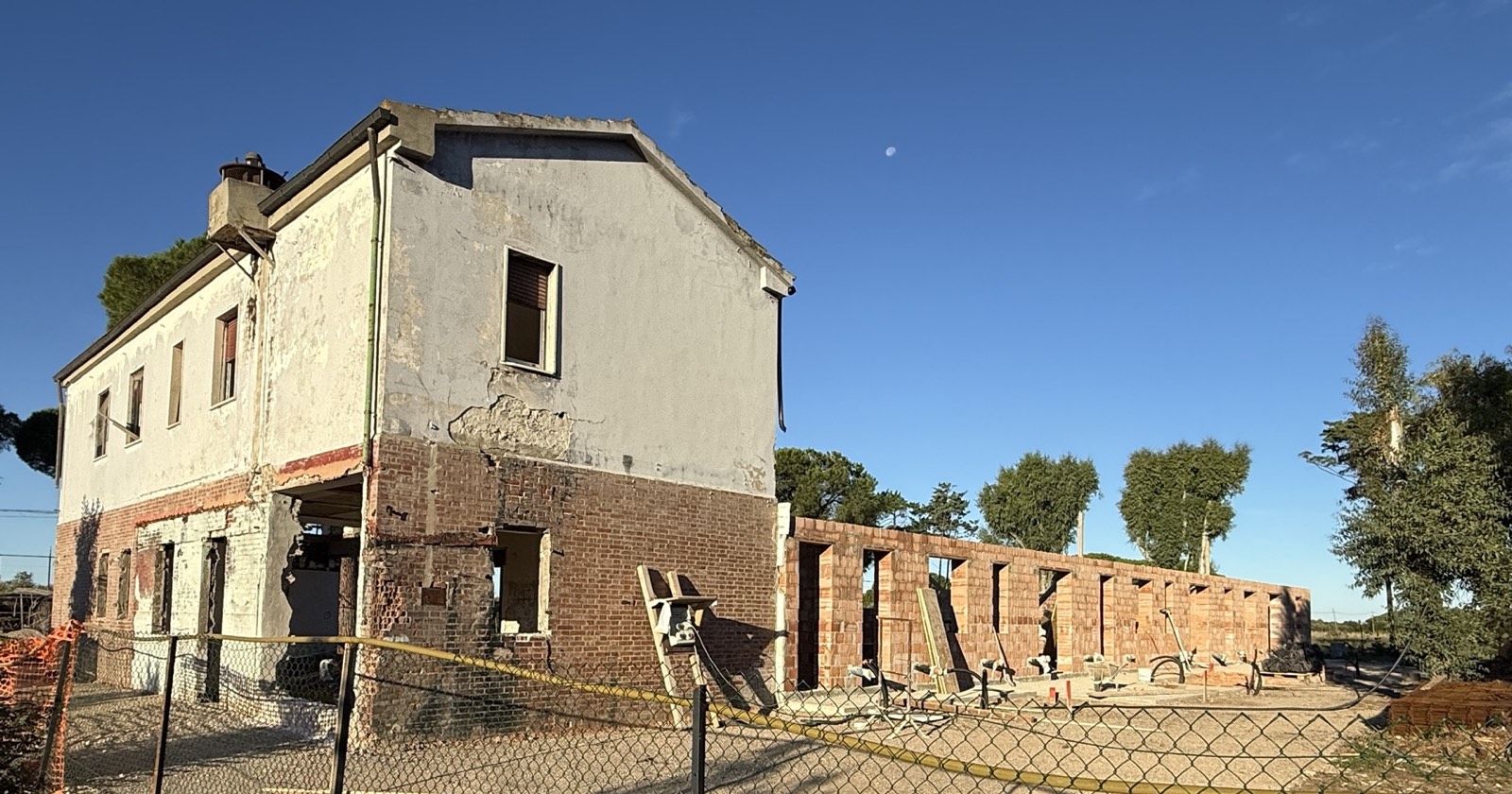 Cantiere di loc. Valnera 5 a Riotorto (Piombino), ottobre 2026: l’edificio esistente e la nuova parte in costruzione